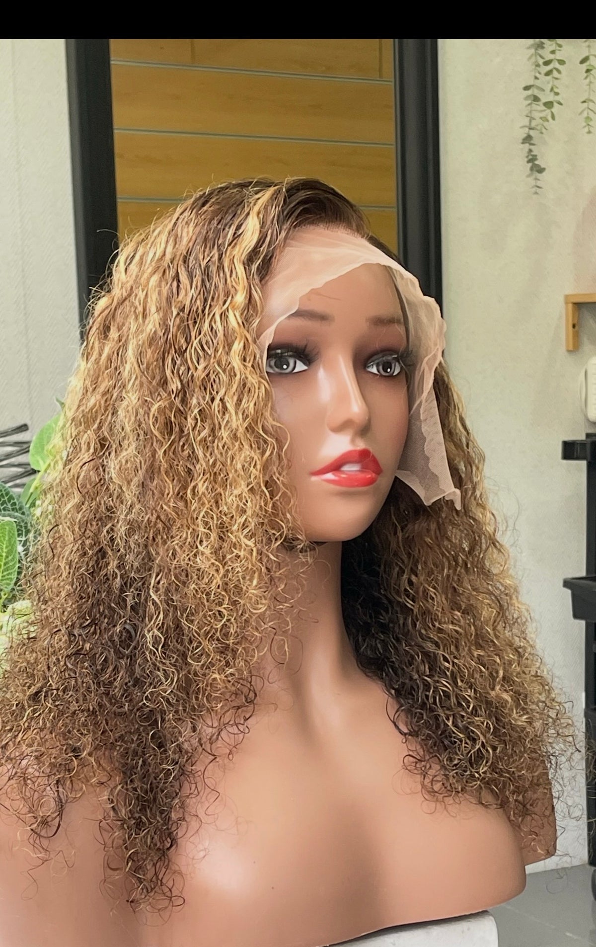 Peruca cacheada loira mel
