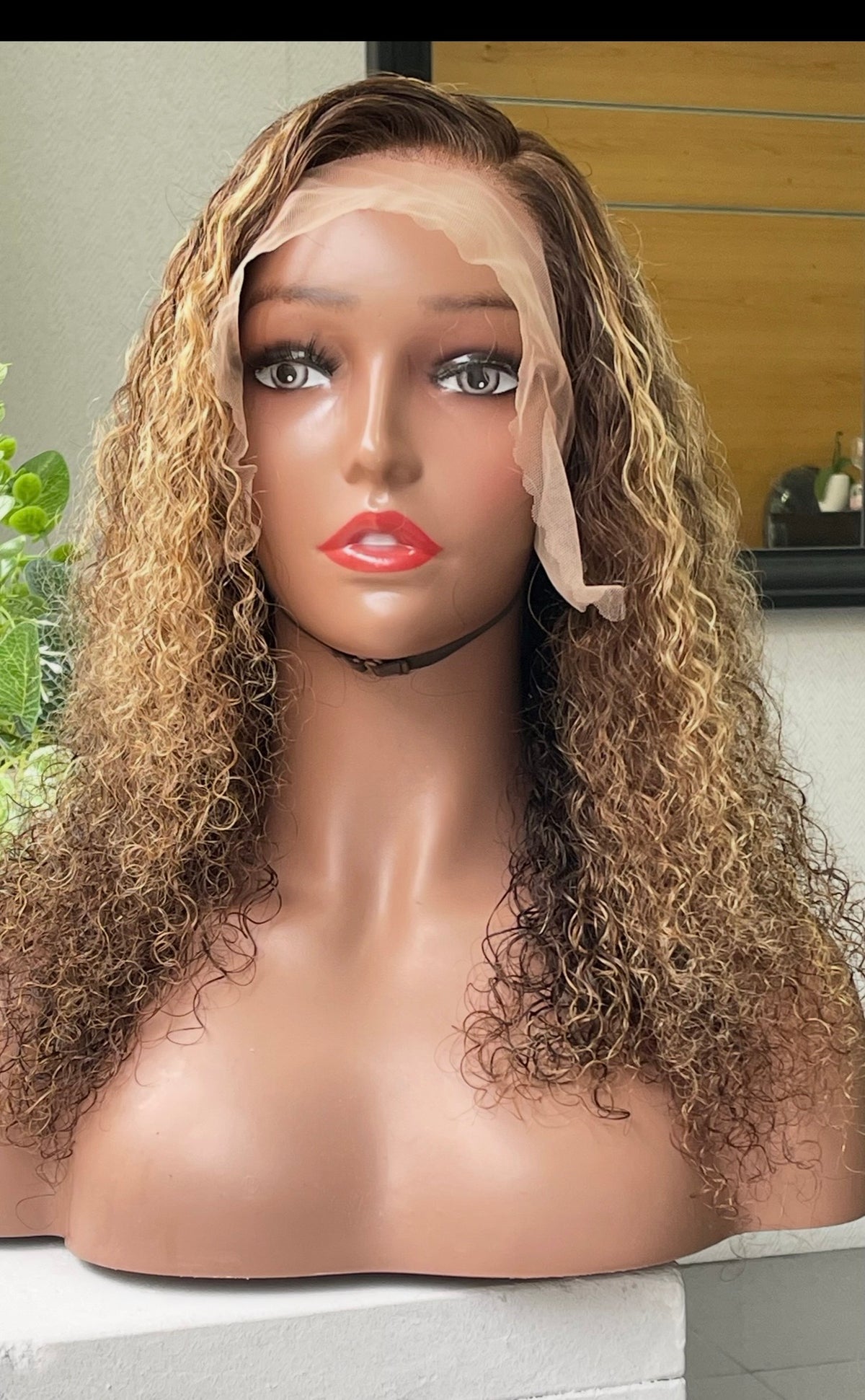 Peruca cacheada loira mel